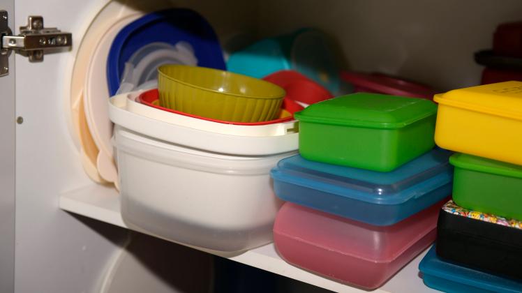 Bereit zum Aufbewahren von Lebensmittel: Plastikbehälter in einem Küchenschrank.