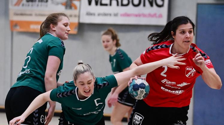 Die Oberliga-Handballerinnen der HSG Hude/Falkenburg um Katharina Stuffel (rechts, im Spiel gegen die SG Neuenhaus/Uelsen) wollen sich in eigener Halle gegen die SG Friedrichsfehn/Petersfehn durchsetzen.