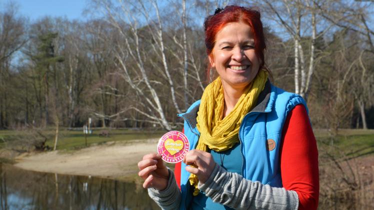 Die Betreiberin des Campingplatzes am Falkensteinsee Rieke Meiners freut sich schon auf die Sommermonate und hat für ihre Gäste Sticker mit dem Motto „Summer is coming“ anfertigen lassen.