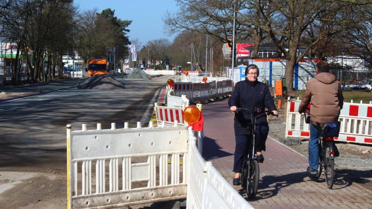 Im Moment können nur Radfahrer passieren: Die Großbaustelle an der Syker Straße in Delmenhorst wird auch 2022 Autofahrer aus dem Stadtgebiet beschäftigen. 