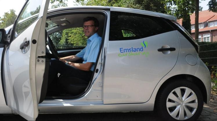 Das Carsharing-Angebot soll emslandweit ausgebaut werden. In Freren soll künftig ein E-Fahrzeug der Kompaktklasse stationiert werden - hier zeigt Willi Bojer im August 2018 das Angebot am Kreishaus Aschendorf.
