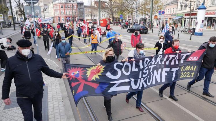 Mit Bannern und Bändern der Solidarität zogen die Demonstranten zum 1. Mai durch Rostock.