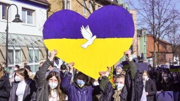 Georgsmarienhütte: GMHütter Schüler demonstrieren mit einem Schweigemarsch für Frieden in der Ukraine. 18.03.2022
