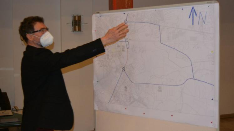 Erläuterte mit einem Straßenplan bei der Sondersitzung der Stadtvertretung seine verkehrsrechtlichen Anordnungen und verteidigte seine bisherige Linie: Güstrows Bürgermeister Arne Schuldt.