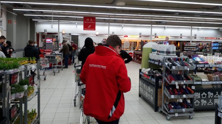 Nur zwei Lampen leuchten: Mehr Kassen haben an diesem Abend bei Kaufland in Wittenberge nicht geöffnet. Die Folge waren lange Schlangen.