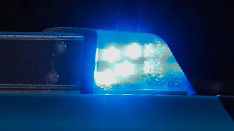 Bei einem Rettungseinsatz in Bremen ist ein Sanitäter in den Rücken getreten worden. Die Polizei ermittelt zu dem Vorfall. Bei einem Rettungseinsatz in Bremen ist ein Sanitäter in den Rücken getreten worden. Die Polizei ermittelt zu dem Vorfall.
