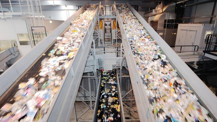 Eine Sortieranlage für Leichtverpackungen im Betrieb. Zwischen Plau und Parchim wurde nach Angaben des Unternehmens ALBA Nord nicht mehr Verpackungsmüll verzeichnet.