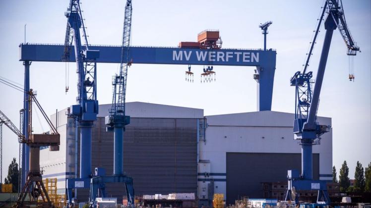 Der Bockkran mit dem Schriftzug "MV-Werften" ist auf dem Gelände des Schiffbaubetriebs in Rostock-Warnemünde zu sehen.