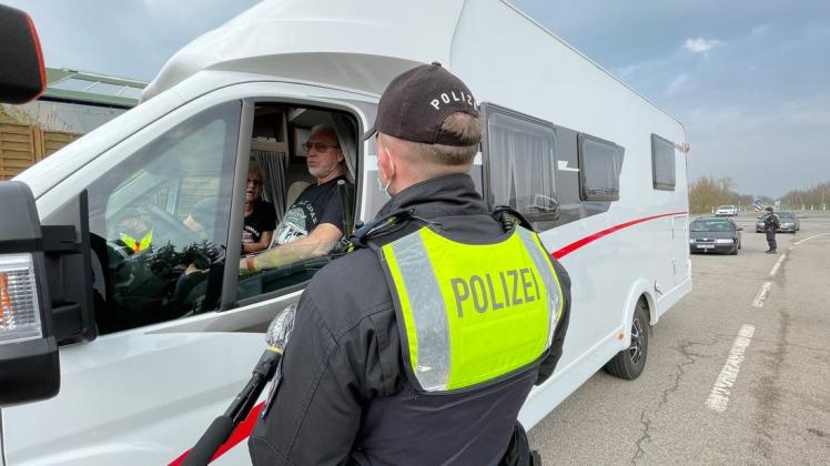 Polizeibeamte kontrollieren die Zufahrt zur Insel Usedom. Tagestouristen dürfen nicht in den Landkreis Vorpommern-Greifswald einreisen.