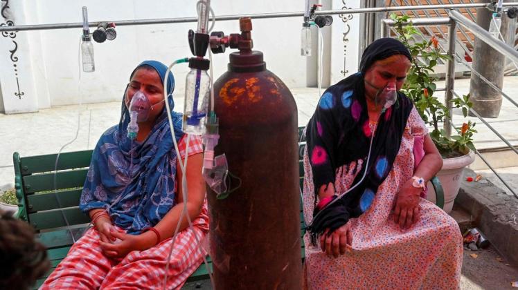 Im indischen Ghaziabad werden Corona-Patientinnen in einem Zelt am Straßenrand mit Sauerstoff versorgt.