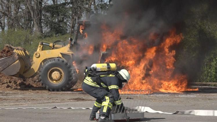 Ein Radlader hat am Mittwoch in Wardenburg-Westerburg Feuer gefangen.