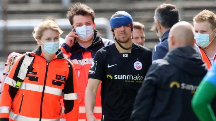 Entwarnung bei Abwehrspieler Damian Roßbach: Der Rostocker, der beim 3:2-Sieg in Meppen mit Gegenspieler René Guder zusammenstieß und sich eine Platzwunde am Kopf zugezogen hat, ist nicht schwerer verletzt.