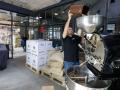 20 Minuten lang werden die Kaffeebohnen von Jianni Eißing geröstet – deutlich länger als bei der industriellen Röstung. Am Karsamstag soll in den Genusshöfen an der Hannoverschen Straße der Betrieb beginnen.