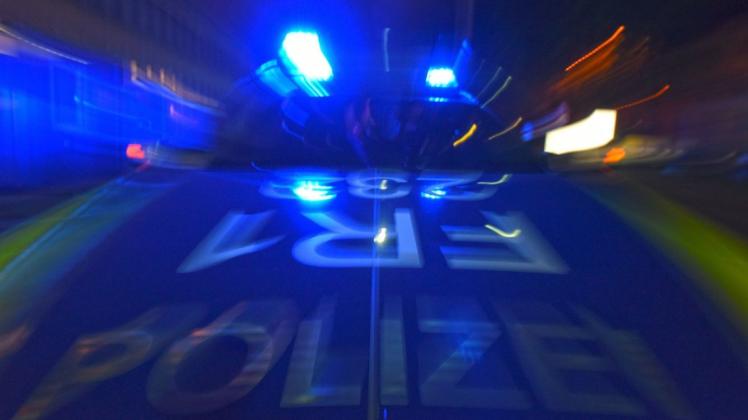 ARCHIV - 22.06.2015, Baden-Württemberg, Freiburg: SYMBOLBILD - Ein Polizeifahrzeug steht mit Blaulicht auf der Straße. (zu dpa: «Acht Männer nach mutmaßlicher Vergewaltigung in Untersuchungshaft» vom 26.10.2018) Foto: Patrick Seeger/dpa +++ dpa-Bildfunk +++ ARCHIV - 22.06.2015, Baden-Württemberg, Freiburg: SYMBOLBILD - Ein Polizeifahrzeug steht mit Blaulicht auf der Straße. (zu dpa: «Acht Männer nach mutmaßlicher Vergewaltigung in Untersuchungshaft» vom 26.10.2018) Foto: Patrick Seeger/dpa +++ dpa-Bildfunk +++
