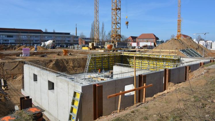 Auf dem Areal von „Campus Wohnen und Arbeiten“ in Ludwigslust sind drei der vier Gebäude bereits im Bau. Im Vordergrund das Haus, in das die Volkssolidarität mit verschiedenen Angeboten ziehen wird.
