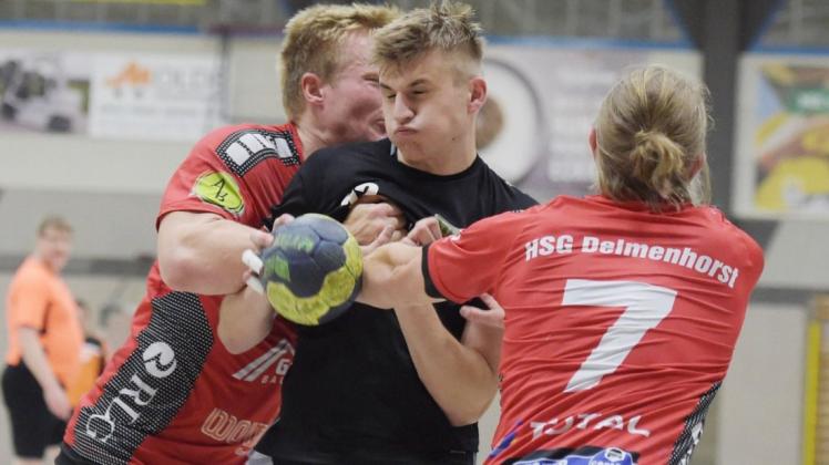 Die Handballer der HSG Delmenhorst (rote Trikots) und der TS Hoykenkamp sollen im September in die neue Saison 2021/22 starten.