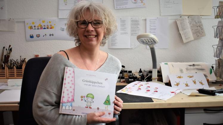 Die Neumünsteraner Autorin und Illustratorin Ann Cathrin Raab zeigt ihr neustes Werk "Grünkäppchen und der böse Elefant", das in ihrem Studio in Brachenfeld entstand.