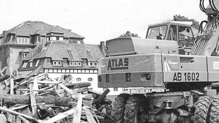 Neben dem Haus Coburg stapeln sich 1974 die Trümmer eines abgerissenen Hauses. Neben dem Haus Coburg stapeln sich 1974 die Trümmer eines abgerissenen Hauses.