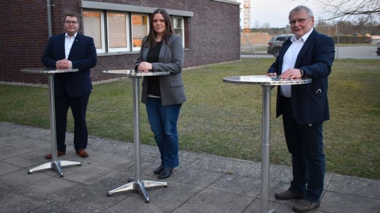 Seit dem 1. April sind Ulrike Müller (Mitte) und Lars Warnke (l.) die neuen Stellvertreter von Bürgermeister Reinhard Mach.