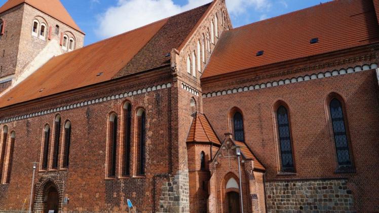 Rund um die Kirche St.  Marien in Plau am See finden zahlreiche österliche Aktivitäten statt.