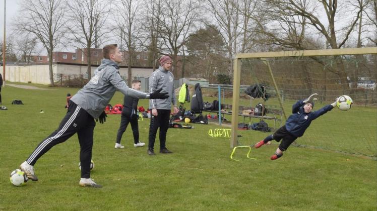 Mit vollem Einsatz: (von links) Timo Gundlach, einer der Leiter von "Soccer Goalies", und Trainer Mikel Kirst
üben mit dem zehnjährigen Joel Kirst.