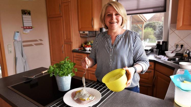 Sonja Schlesier bereitet das Brot Rowold Spezial vor, sie verbindet mit dem Gericht Kindheitserinnerungen.