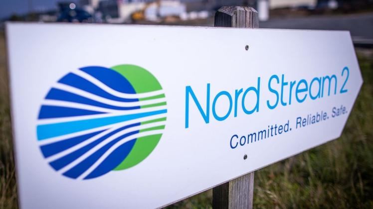 Ein Wegweiser steht vor der Erdgasempfangsstation der Ostseepipeline Nord Stream.