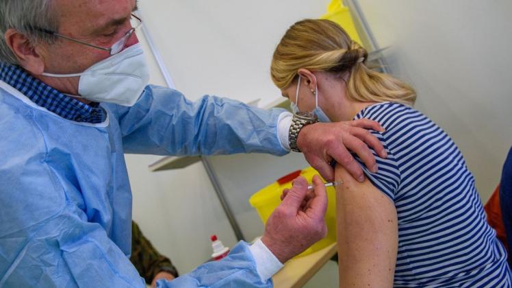 Eine Lehrerin wird mit dem Wirkstoff von Astra Zeneca gegen das Coronavirus geimpft.
