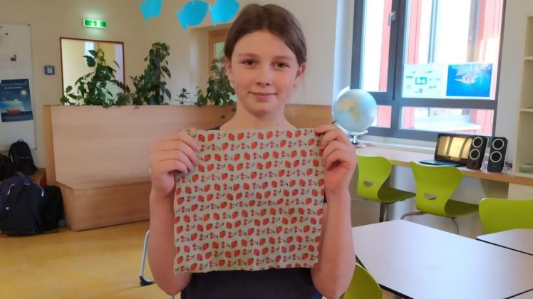 Die elfjährige Charlotte Dexheimer von der Freien Schule Güstrow hat selbst ein Wachstuch hergestellt, das Plastik ersetzen kann.