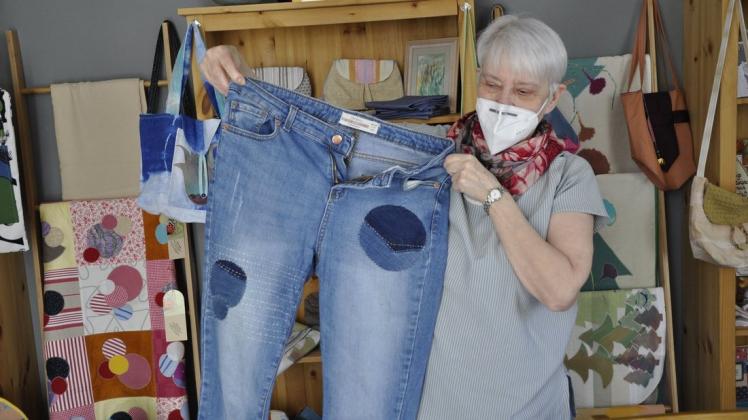 Roswitha Pagel zeigt an einer Jeans die japanische Sticktechnik Sashiko.