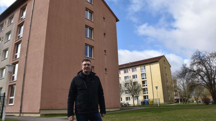 Noch sind die Flächen an der Stirnseite der Wohnheime in der Max-Planck-Straße in der Südstadt unbebaut, aber noch in diesem Jahr will Kai Hörig, Geschäftsführer des Studierendenwerks Rostock-Wismar, mit dem Bau von fast 300 Studentenwohnungen beginnen.