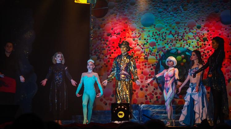 Skurrile Figuren versammelten sich auf der Bühne. Traumtheater Melle