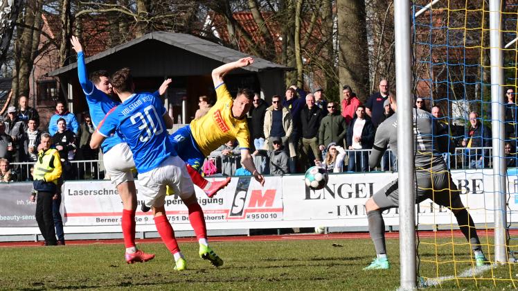 Nutzten ihre Chancen nicht: Die Regionalliga-Fußballer des SV Atlas Delmenhorst um Oliver Rauh (Mitte) trennten sich nach einer attraktiven Partie der Meisterrunde 2021/22 mit einem torlosen Remis von Holstein Kiel II.