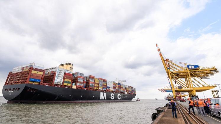 Das derzeite größte Containerschiff der Welt "MSC Gülsün" läuft erstmals das Container-Terminal Bremerhaven an. Foto: Mohssen Assanimoghaddam/dpa