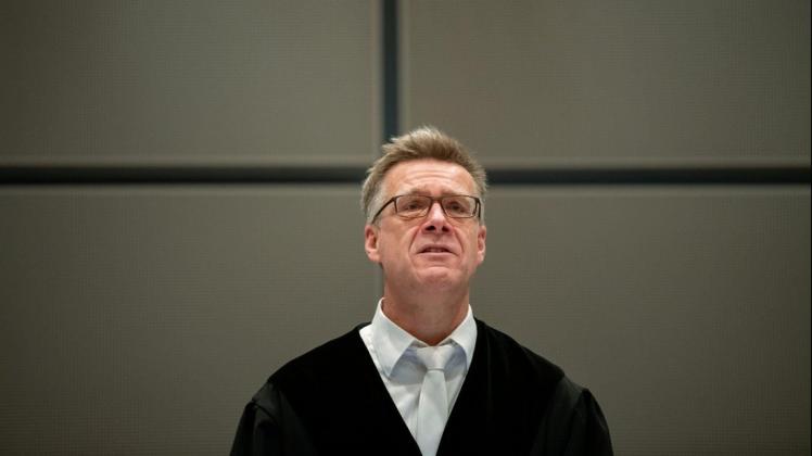 Richter Sebastian Bührmann hat die Zeugen vereidigt. Sie stehen nun im Verdacht, ihre Erinnerungslücken vorzugeben. Foto: Mohssen Assanimoghaddam/dpa Richter Sebastian Bührmann hat die Zeugen vereidigt. Sie stehen nun im Verdacht, ihre Erinnerungslücken vorzugeben. Foto: Mohssen Assanimoghaddam/dpa