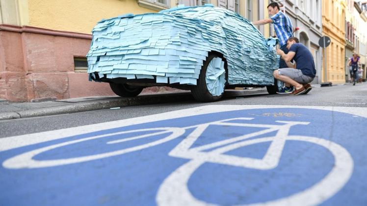 In Bremen will eine Initiative ein falsch geparktes Auto als Geschenk verpacken. In Heidelberg (Foto) ist das 2016 schon mal mit Post-it-Zetteln gemacht worden. Archivfoto: dpa