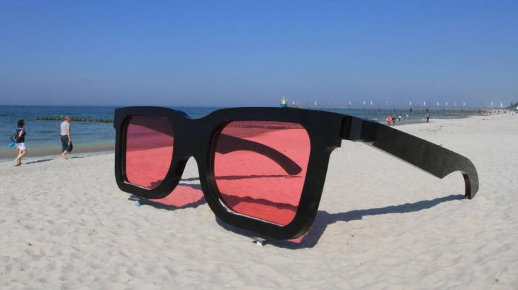 Der Blick durch die rosarote Brille – viele Deutsche sind zufrieden mit ihrem Leben. Foto: imago images/BildFunkMV