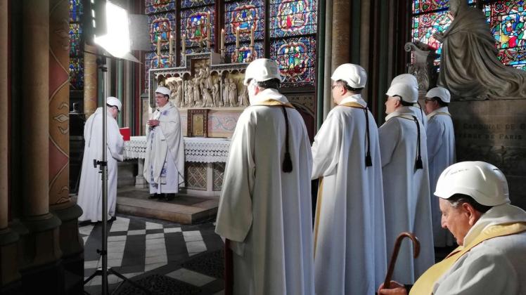 Der Pariser Erzbischof Michel Aupetit, hat in einem Seitenschiff der Kathedrale Notre-Dame erstmals nach dem großen Feuer wieder einen Gottesdienst abgehalten. Foto: AFP/Karine PERRET