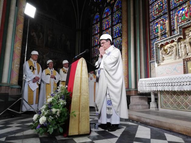 Der Pariser Erzbischof Michel Aupetit begrüßte zwei Monate nach dem Brand wieder eine geschlossene Gesellschaft an Kirchgängern in Notre-Dame. Foto: AFP/Karine PERRET