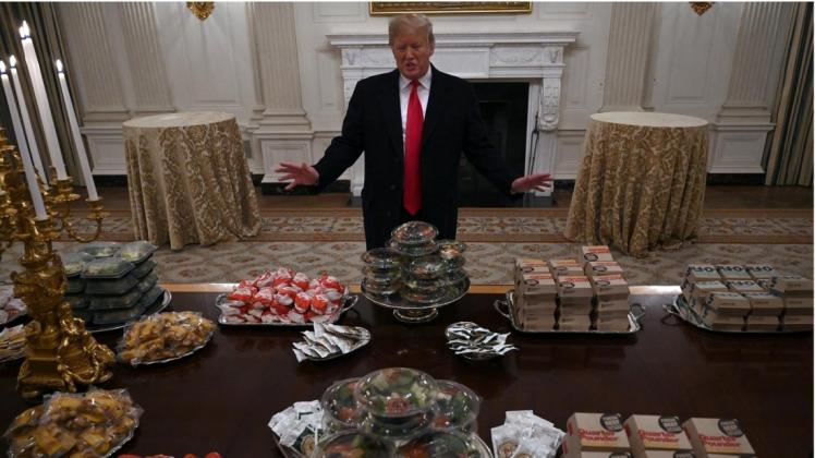 US-Präsident Donald Trumo servierte im Weißen Haus Hunderte Burger. Foto: dpa/Susan Walsh