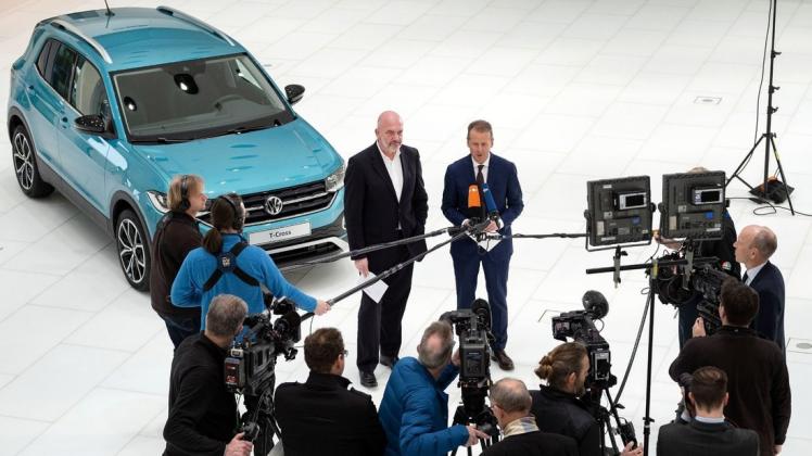 VW-Chefs Herbert Diess (rechts an den Mikrofonen) und Bernd Osterloh gewähren einen ersten Einblick in die Bilanz 2018 – ein Jahr, in dem VW mehr Autos verkauft hat als je zuvor. Foto: dpa/Peter Steffen
