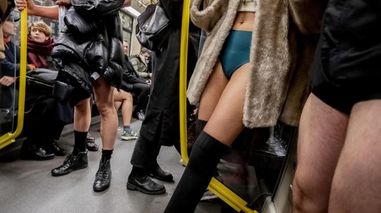 Beim "No Pants Subway Ride" fahren Teilnehmer ohne Hose U-Bahn. Foto: dpa/Christoph Soeder