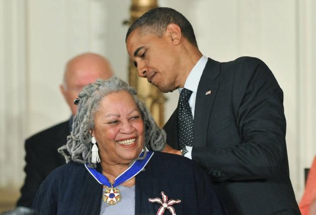 Toni Morrison erhielt im Jahr 2012 vom ehemaligen US-Präsidenten Barack Obama die Freiheitsmedaille. Foto: imago images / UPI Photo