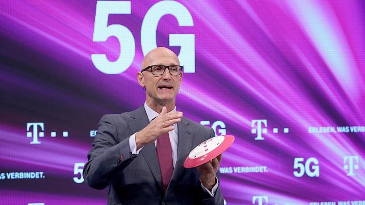 Telekom-Chef Timotheus Höttges: Der Mobilfunkanbieter geht gegen Auflagen der Bundesnetzagentur bei der Versteigerung von 5G-Netzen vor.