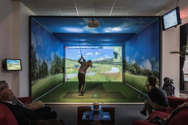 Mit Golf-Simulatoren, wie hier in Greifswald, können Golfer trainieren. Foto: imago/Sebastian Wells