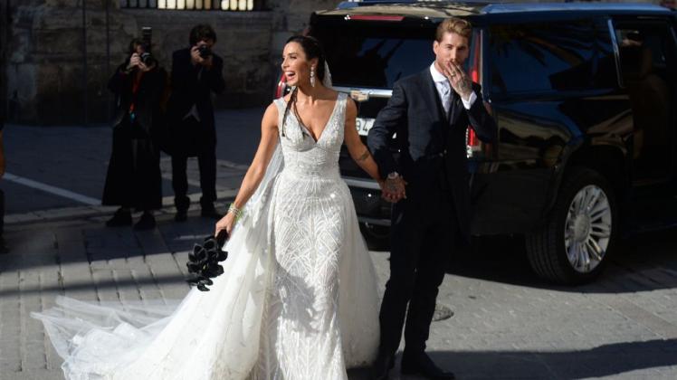 Real Madrids Verteidiger Sergio Ramos und seine frisch Angetraute Pilar Rubio verlassen strahlend die Kathedrale von Sevilla. Foto: AFP/CRISTINA QUICLER