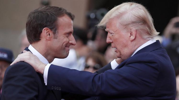 Die Regierung um Emmanuel Macron (links) will trotz Donald Trumps Kritik die Digitalsteuer für Internetkonzerne einführen. Foto: dpa/Ian Langsdon/POOL
