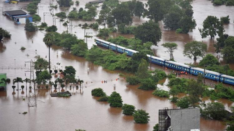 Die Region zwischen Badlapur und Vangani, 70 km von Mumbai ist völlig überflutet. Foto: AFP PHOTO /Indian Navy
