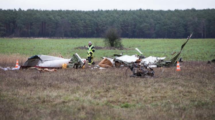 Die Trümmer des in Brandenburg abgestürzten Flugzeugs liegen nach einem Absturz auf einem Feld. Foto: dpa/Jörg Carstensen