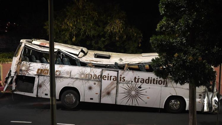 Am Donnerstag wurde der verunglückte Bus geborgen. Foto: imago images/GlobalImagens